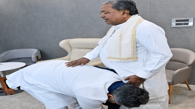 ସିଦ୍ଧରମୈୟାଙ୍କ ପାଦ ଛୁଇଁଲେ ଶିବକୁମାର