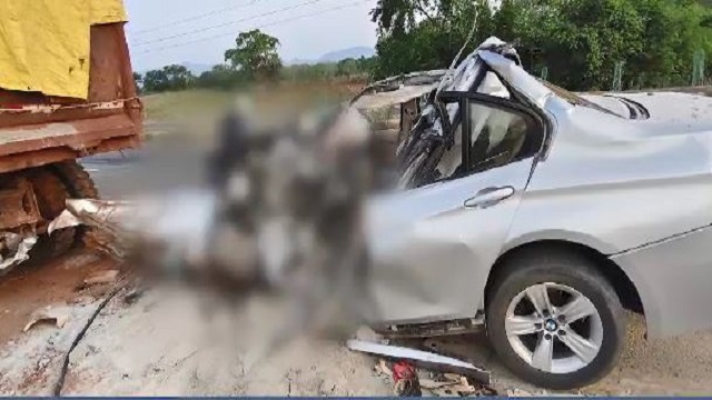 ହାଇୱାକୁ ପିଟିଲା BMW କାର୍, ଦୁର୍ଘଟଣାରେ ୨ ମୃତ