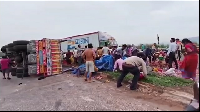 ଓଲଟିଲା ପିଆଜ ବୋଝେଇ ଟ୍ରକ: ସବୁ ନେଇଗଲେ….