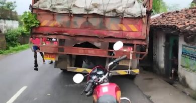 ଘର ଉପରକୁ ମାଡ଼ିଗଲା ଟ୍ରକ