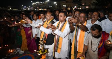 ଶ୍ରୀମନ୍ଦିର ସମ୍ମୁଖରେ ଆଶୀର୍ବାଦର ଦୀପ ଜଳାଇଲେ ମନମୋହନ ସାମଲ